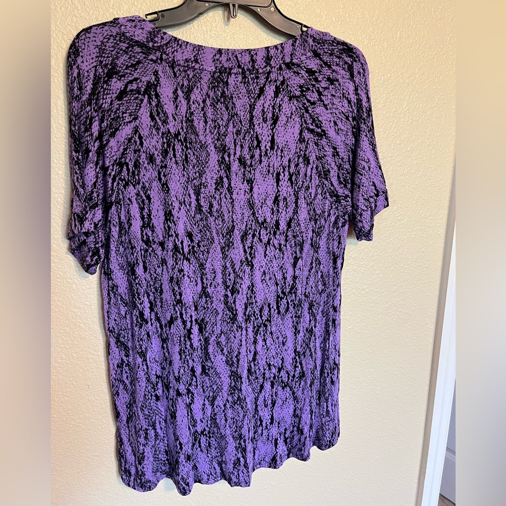 Rock & Republic L Purple w/ Black Snake Skin Print V-Neck Short Sleeve Shirt - Picture 4 of 4
